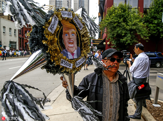 2015年6月29日，美国芝加哥，墨西哥裔社区成员集结在一家餐馆外抗议特朗普
