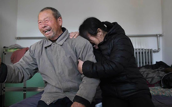 聂树斌无罪后,聂家人痛哭 聂树斌无罪后,聂家人痛哭