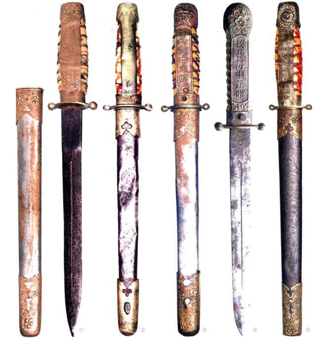 不同时期的“中正剑”