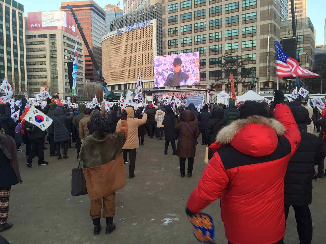 广场上支持朴槿惠的中老年人，作者供图