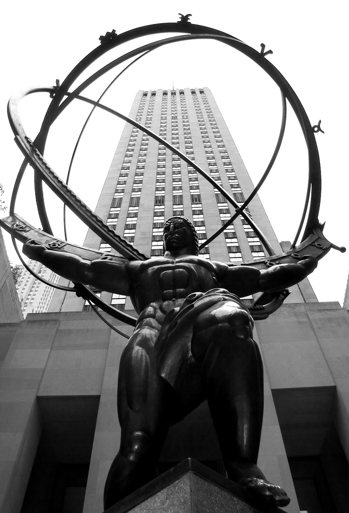 Atlas雕像和艾茵·兰德《阿特拉斯耸耸肩》(Atlas Shrugged)联系在一起,它常常被认为是客观主义运动的象征。)