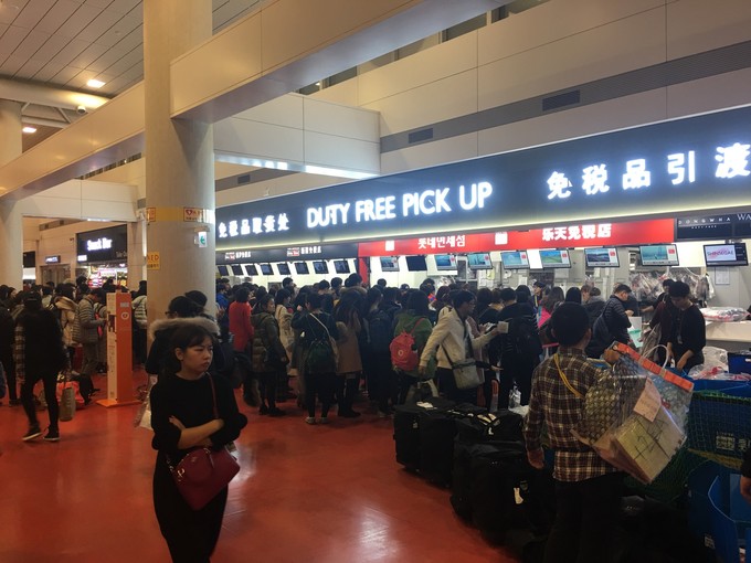 济州机场的免税店经常有很多人排队兑换商品 济州机场的免税店经常有很多人排队兑换商品