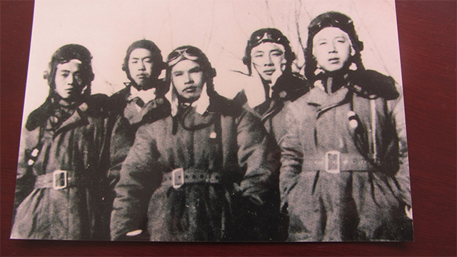 杨大方(右一)和他的空军战友 杨大方(右一)和他的空军战友