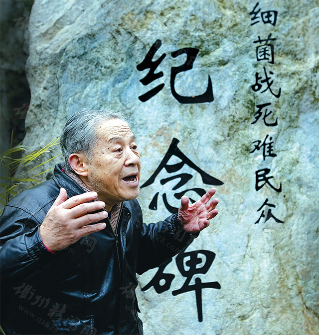 80多岁的老人,回忆起当年的那场浩劫,双手挥动着,显得特别的激动。摄影/韩强 80多岁的老人,回忆起当年的那场浩劫,双手挥动着,显得特别的激动。摄影/韩强