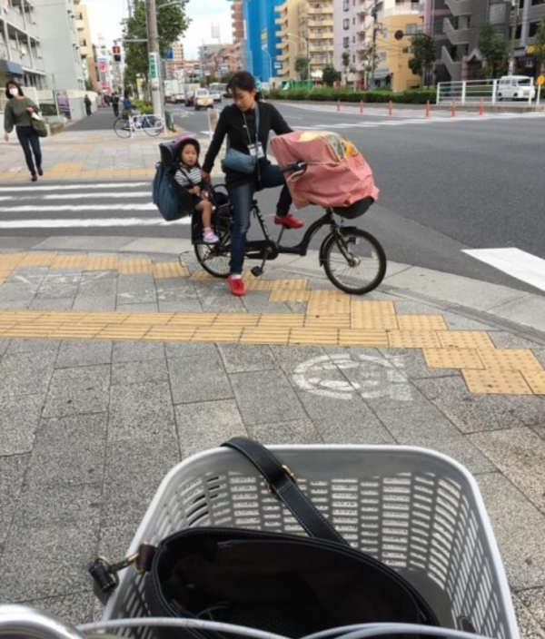 国外街头经常出现“一个人带一个团队的娃” 国外街头经常出现“一个人带一个团队的娃”