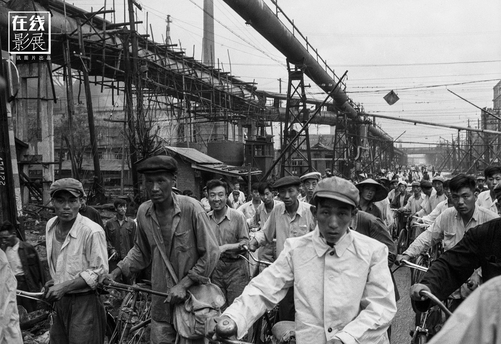 图为1956年,鞍山钢铁厂,工人下班时的场景.