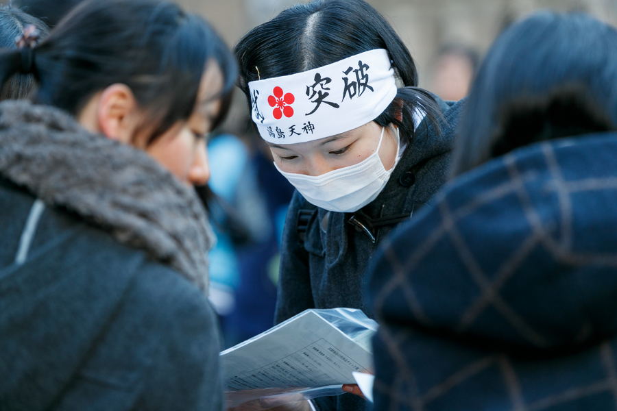资料图:在东京大学参加大学入学考试的考生在入场前核对信息。东方IC供图 资料图:在东京大学参加大学入学考试的考生在入场前核对信息。东方IC供图