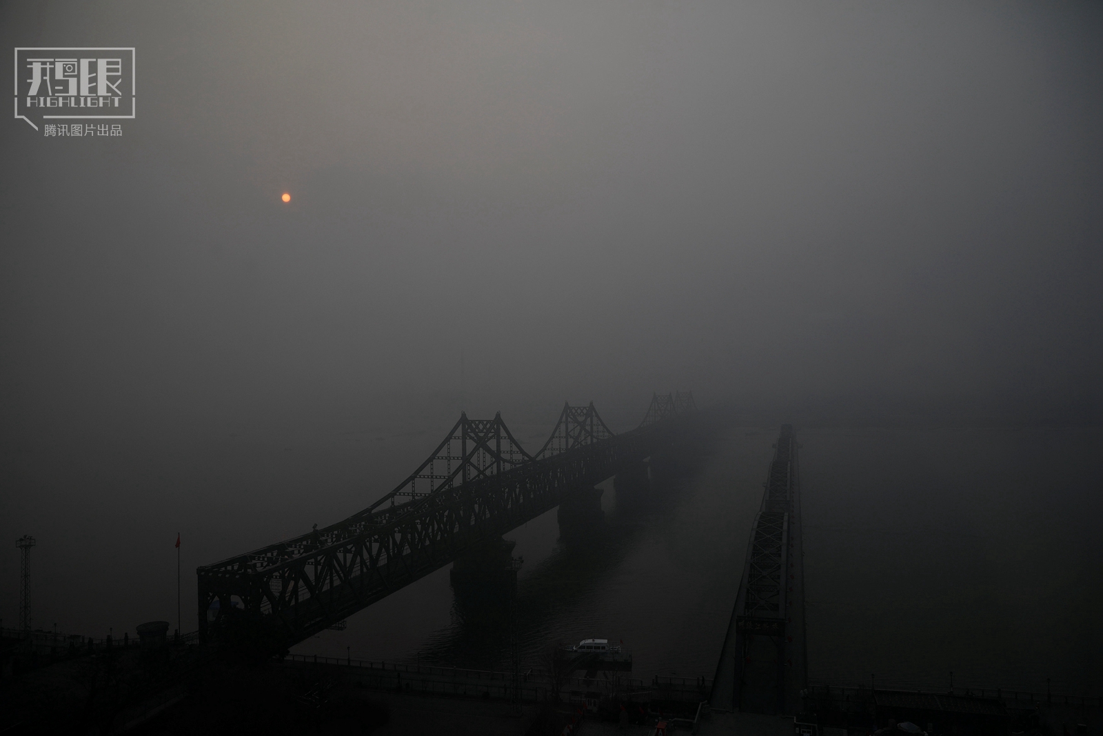 探访中朝界河鸭绿江 边境游依然红火(高清组图)