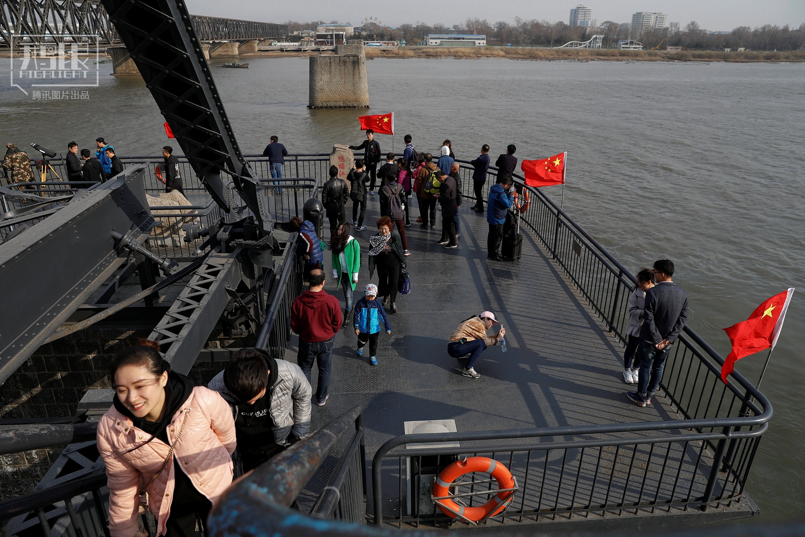 探访中朝界河鸭绿江 边境游依然红火(高清组图)