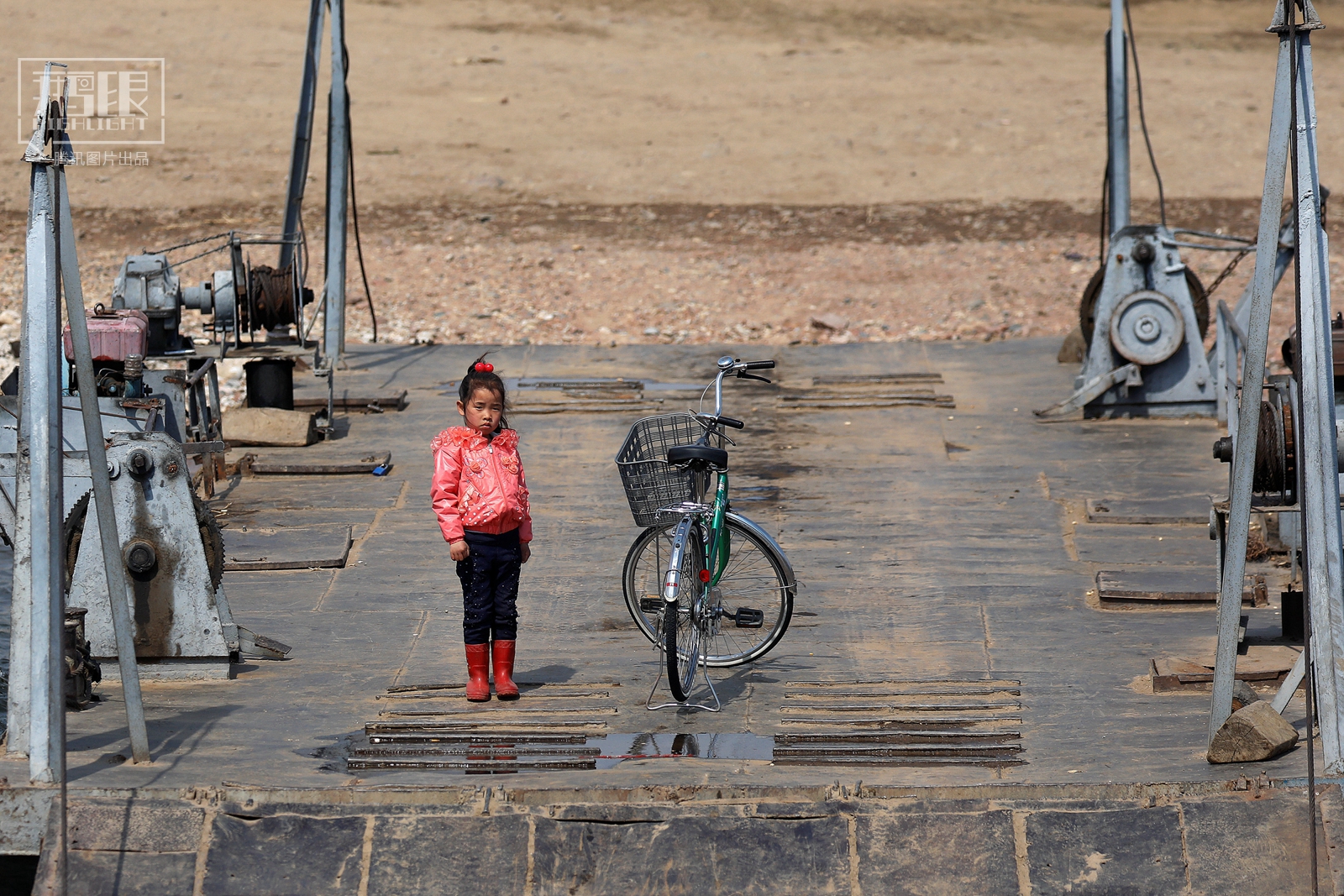 探访中朝界河鸭绿江 边境游依然红火(高清组图)