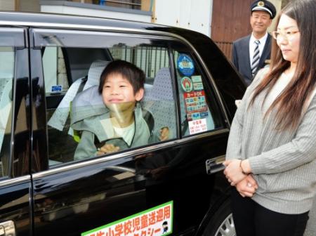 政府包车接送竹内小朋友 政府包车接送竹内小朋友