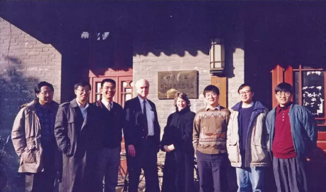 1995年春，经济中心成立初期合影。左起张帆、易纲、林毅夫、哈佛大学教授帕金斯夫妇、海闻、余明德、张维迎