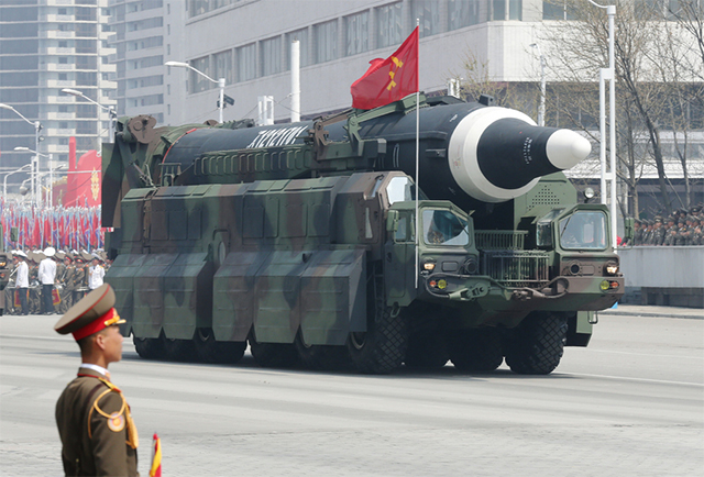 朝鲜4月15日阅兵式上展示的导弹(图源:东方IC) 朝鲜4月15日阅兵式上展示的导弹(图源:东方IC)