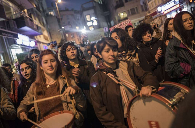 当地时间2017年4月18日,伊斯坦布尔女性举行游行抗议活动,反对公投结果(图源:Sipa) 当地时间2017年4月18日,伊斯坦布尔女性举行游行抗议活动,反对公投结果(图源:Sipa)