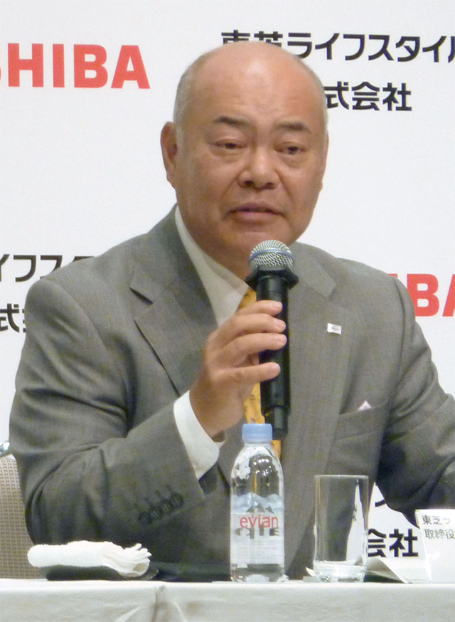 2016年8月8日,东芝LIFE STYLE社长石渡敏郎召开记者会,说明与美的集团合作事宜(图源:东方IC) 2016年8月8日,东芝LIFE STYLE社长石渡敏郎召开记者会,说明与美的集团合作事宜(图源:东方IC)