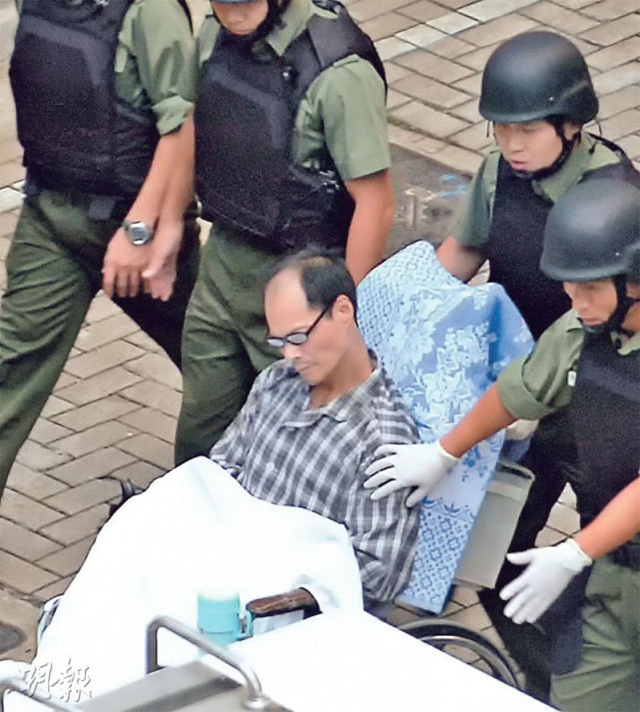 叶继欢近年常因身体原因出入医院,每次均有大批持枪武警沿途戒备 叶继欢近年常因身体原因出入医院,每次均有大批持枪武警沿途戒备