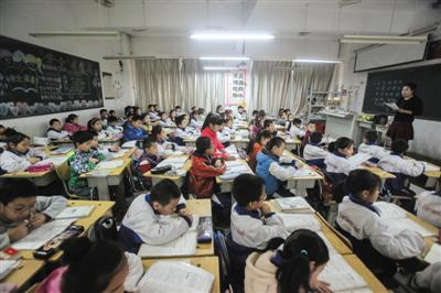 河北燕郊汇福实验学校,小学部一个班有近80个学生,课堂拥挤 河北燕郊汇福实验学校,小学部一个班有近80个学生,课堂拥挤