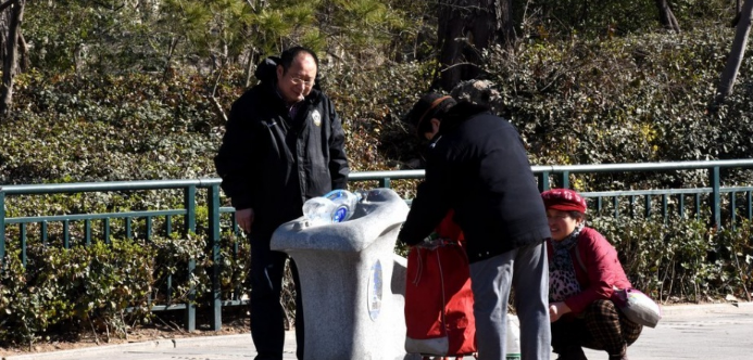 济南直饮水大多数都是老人在接,也被视为老年人变坏的证据 济南直饮水大多数都是老人在接,也被视为老年人变坏的证据