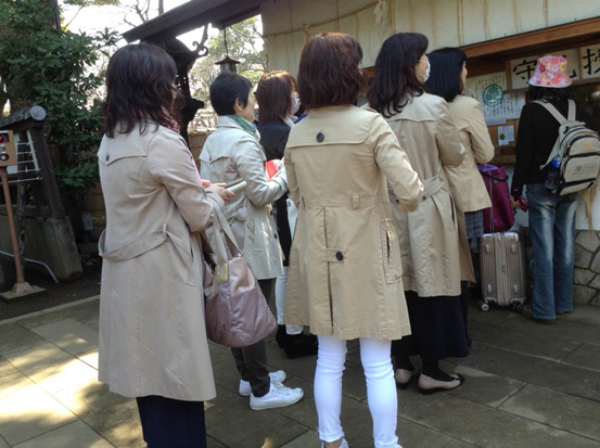 穿米色风衣的日本女性 穿米色风衣的日本女性