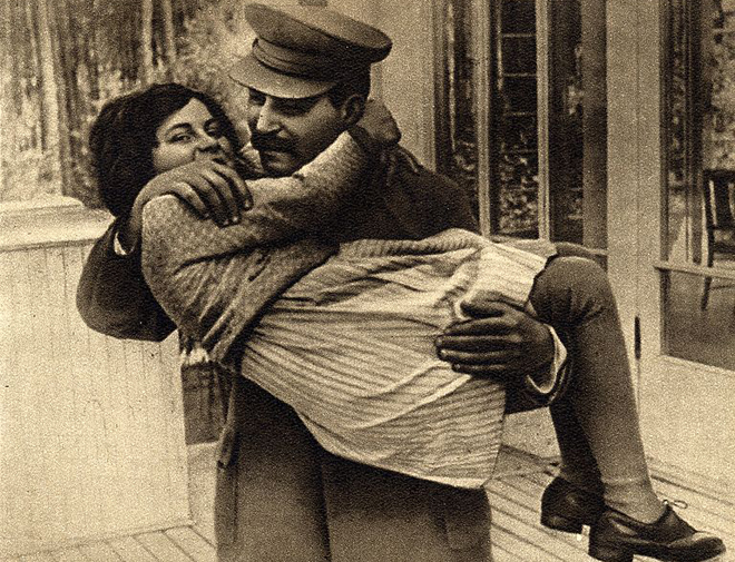 图:1935年,斯大林怀抱女儿斯韦特兰娜 图:1935年,斯大林怀抱女儿斯韦特兰娜