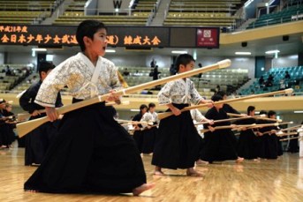 日本中学生今年开始学习拼刺刀