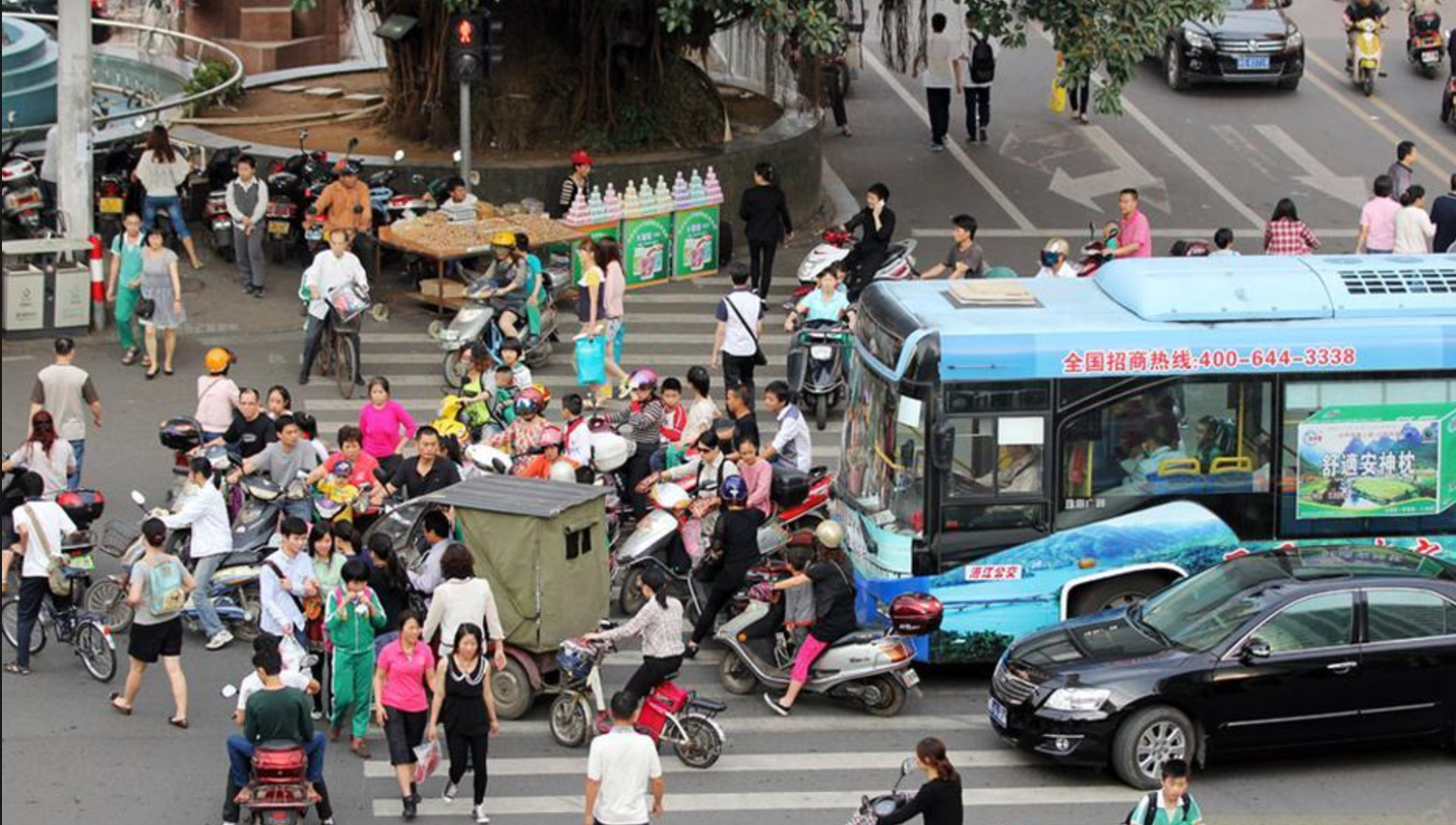 一直以来，“中国式过马路”都被诟病为道路交通混乱的一大根源
