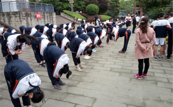 学生们在准备参加体育中考 学生们在准备参加体育中考