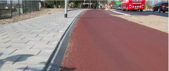 荷兰某地道路倾斜路肩,与传统垂直路肩相比更安全,机动车、非机动车碰撞碾压这样的路基不易导致翻车。图片来自《宽容性是怎样体现在荷兰的道路设计中?》 荷兰某地道路倾斜路肩,与传统垂直路肩相比更安全,机动车、非机动车碰撞碾压这样的路基不易导致翻车。图片来自《宽容性是怎样体现在荷兰的道路设计中?》