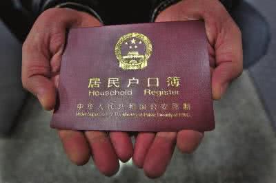 《中国青年报》的调查显示，在选择就业城市时，只有28.8%的受访大学生会看重落户政策