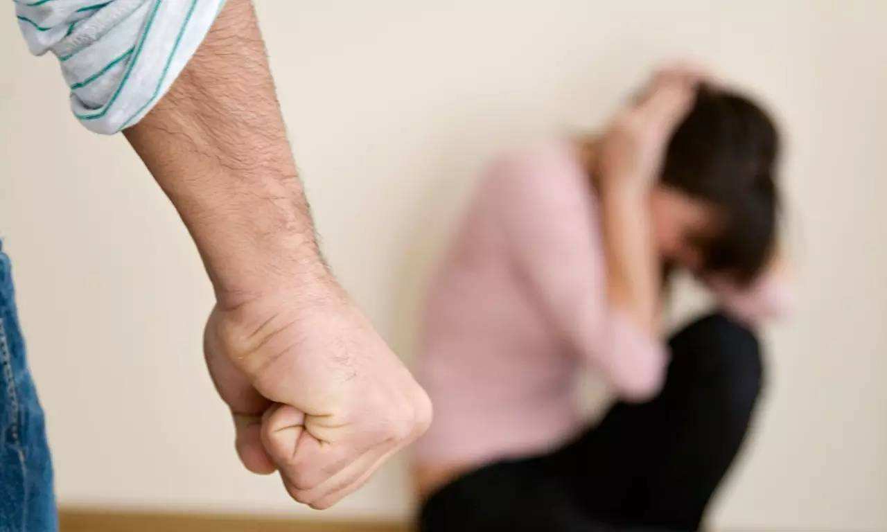 选择单身的一个好处是可以避免家暴 选择单身的一个好处是可以避免家暴