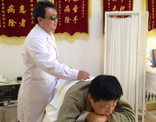 做按摩师,是目前盲人仅有的几种就业选择之一 做按摩师,是目前盲人仅有的几种就业选择之一