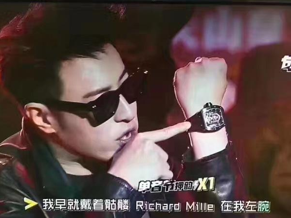 《中国有嘻哈》剧照,潘玮柏佩戴的价格高达近400万元人民币的Richard Mille腕表 《中国有嘻哈》剧照,潘玮柏佩戴的价格高达近400万元人民币的Richard Mille腕表