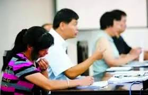 “孕妇李丽云死亡案”开庭，死者的家人在法庭上哭泣。图片来源：新京报