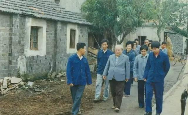 费孝通先生在江村田野调查 费孝通先生在江村田野调查