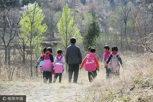“让爸妈回家”不是留守儿童的解决之道