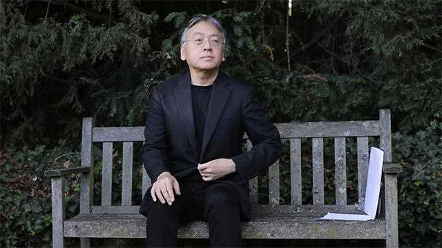 石黑一雄获奖后在自家花园开记者会 石黑一雄获奖后在自家花园开记者会