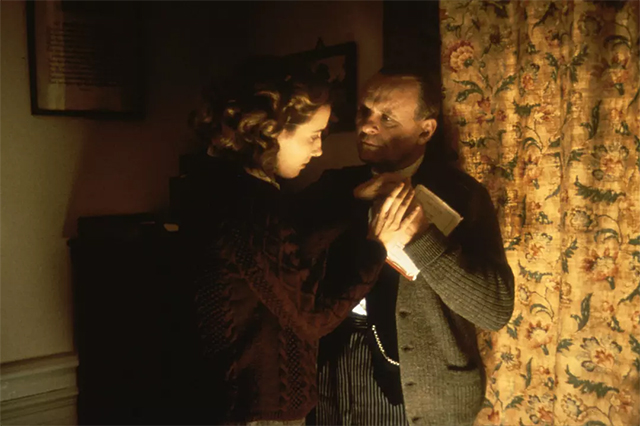 这部描写英国庄园的小说，解释了日本为何陷入军国主义