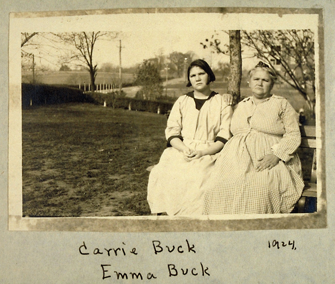 图：1924年，Carrie Buck（左）与母亲Emma Buck（右）在纽约合影。Carrie Buck父亲早逝，母亲没有受过教育。在Carrie Buck很小的时候，母亲被当局认定为智力低下者送进了收容所。3岁开始，Carrie Buck与养父母一同生活，上了五年小学后辍学。17岁时遭养父的侄子强奸，养父母遂指其智力低下，将其送进收容所。在收容所里，她被智商测验鉴定为智力低下，强制施以绝育手术——事实上，辍学前，老师给她的评语是“品德和学习两方面都非常好”。