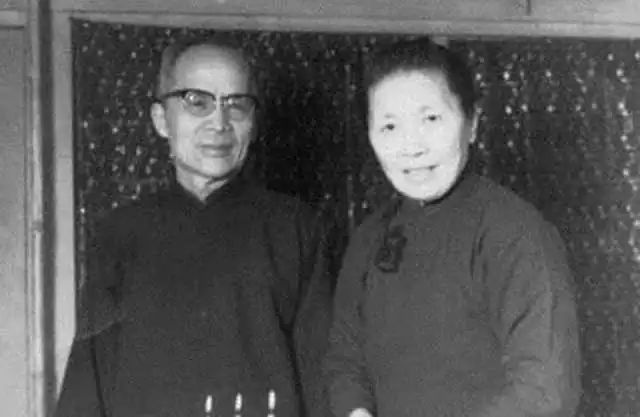 吴四宝被暗杀后,胡兰成与佘爱珍同居,并于1954年结婚 吴四宝被暗杀后,胡兰成与佘爱珍同居,并于1954年结婚