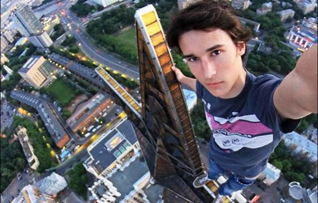 吉利尔·奥勒什金(Kirill Oreshkin)在一处高楼自拍时，不慎摔落当场死亡