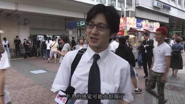 新华社在日本街头的采访