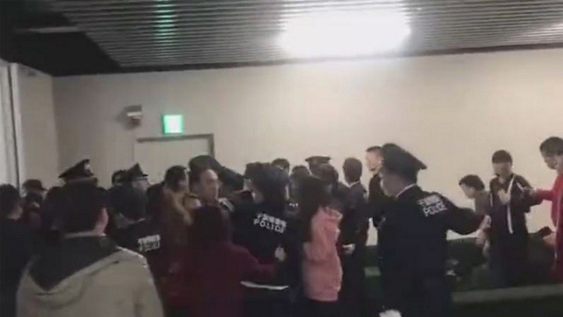成田机场滞留旅客“唱国歌”被认为行为不妥