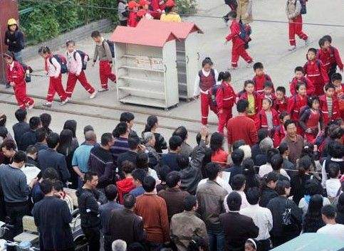 一些学校放学后立刻赶学生回家,让家长来接送,像打仗一样 一些学校放学后立刻赶学生回家,让家长来接送,像打仗一样