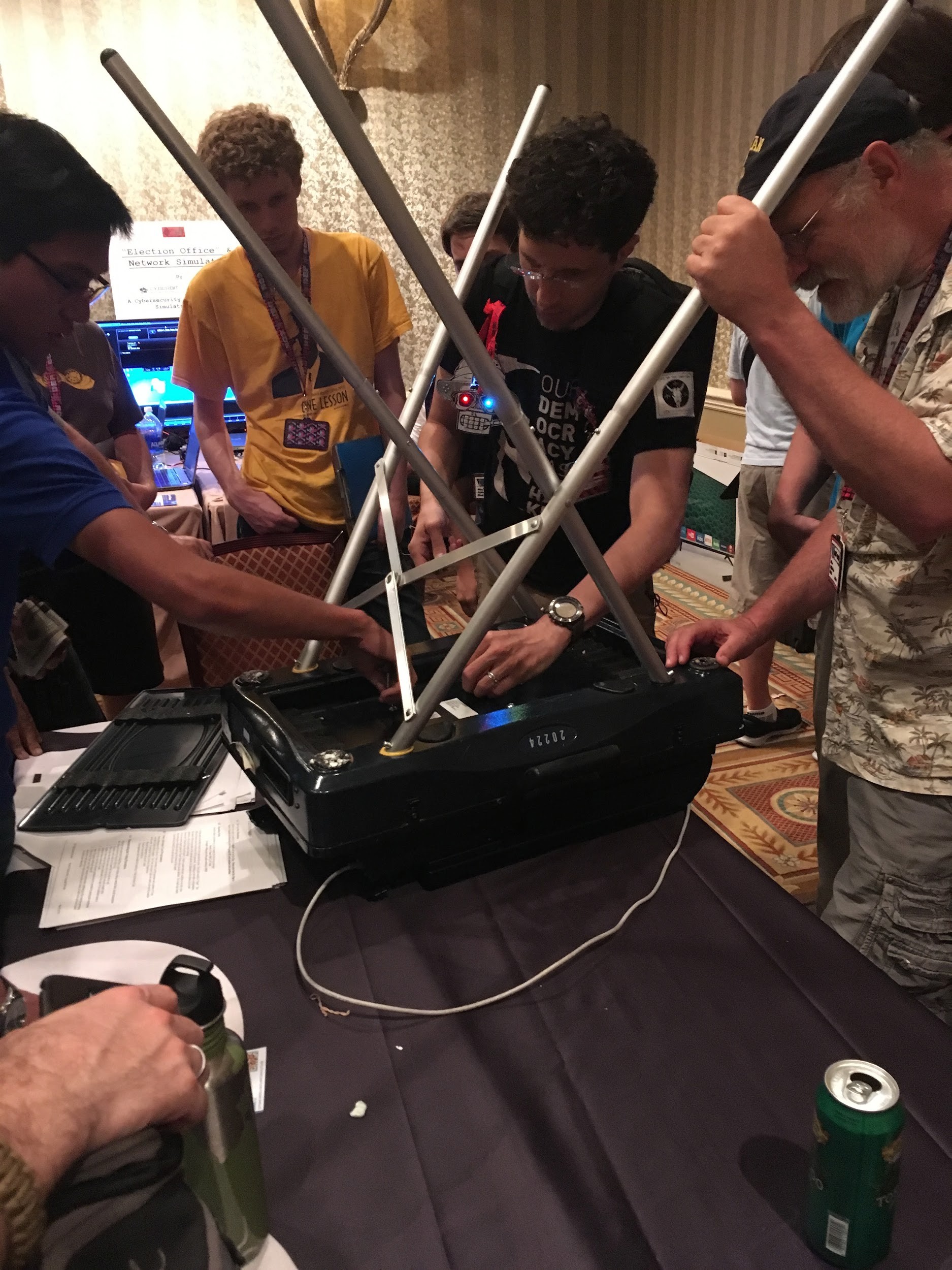 黑客大會「DEF CON 2017」,參會者在研究如何入侵美國的投票機 我只帶一台筆記本上路,全職工作和環球旅行兩不耽誤