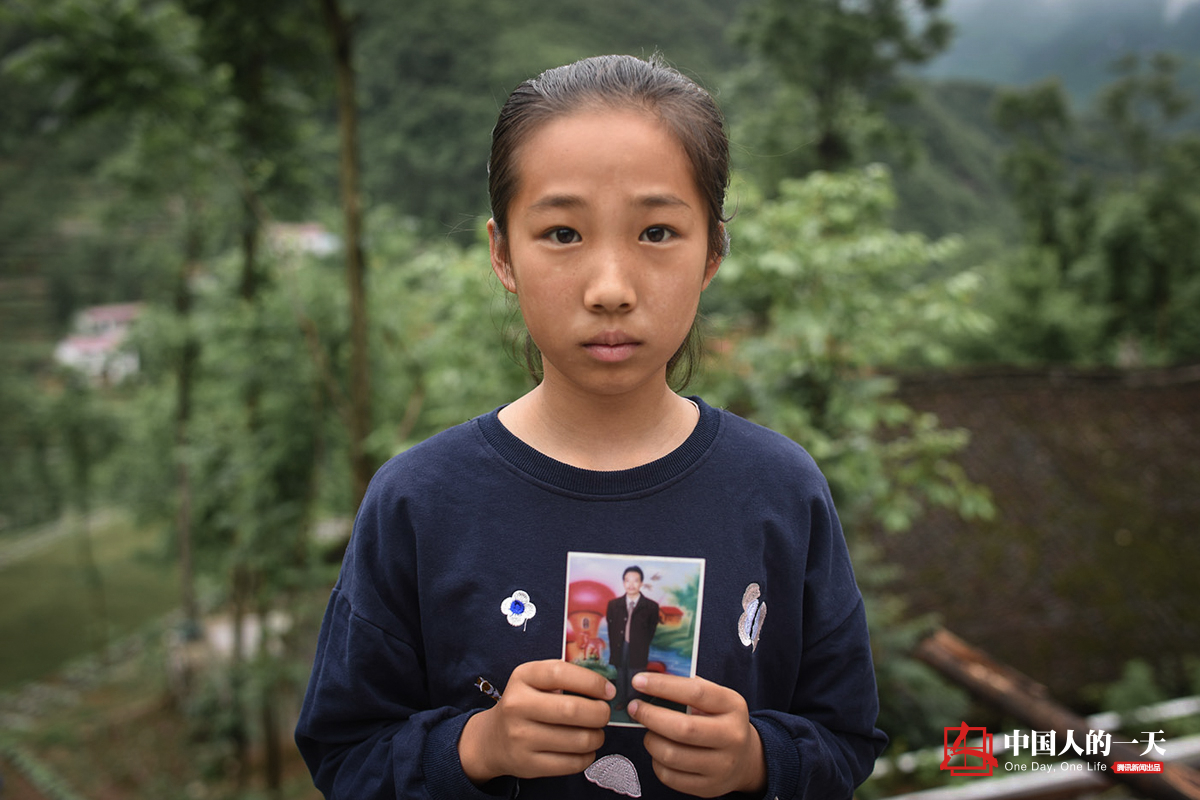 李灿阳今年13岁,上小学6年级.李灿阳父亲去世那年她才一岁.