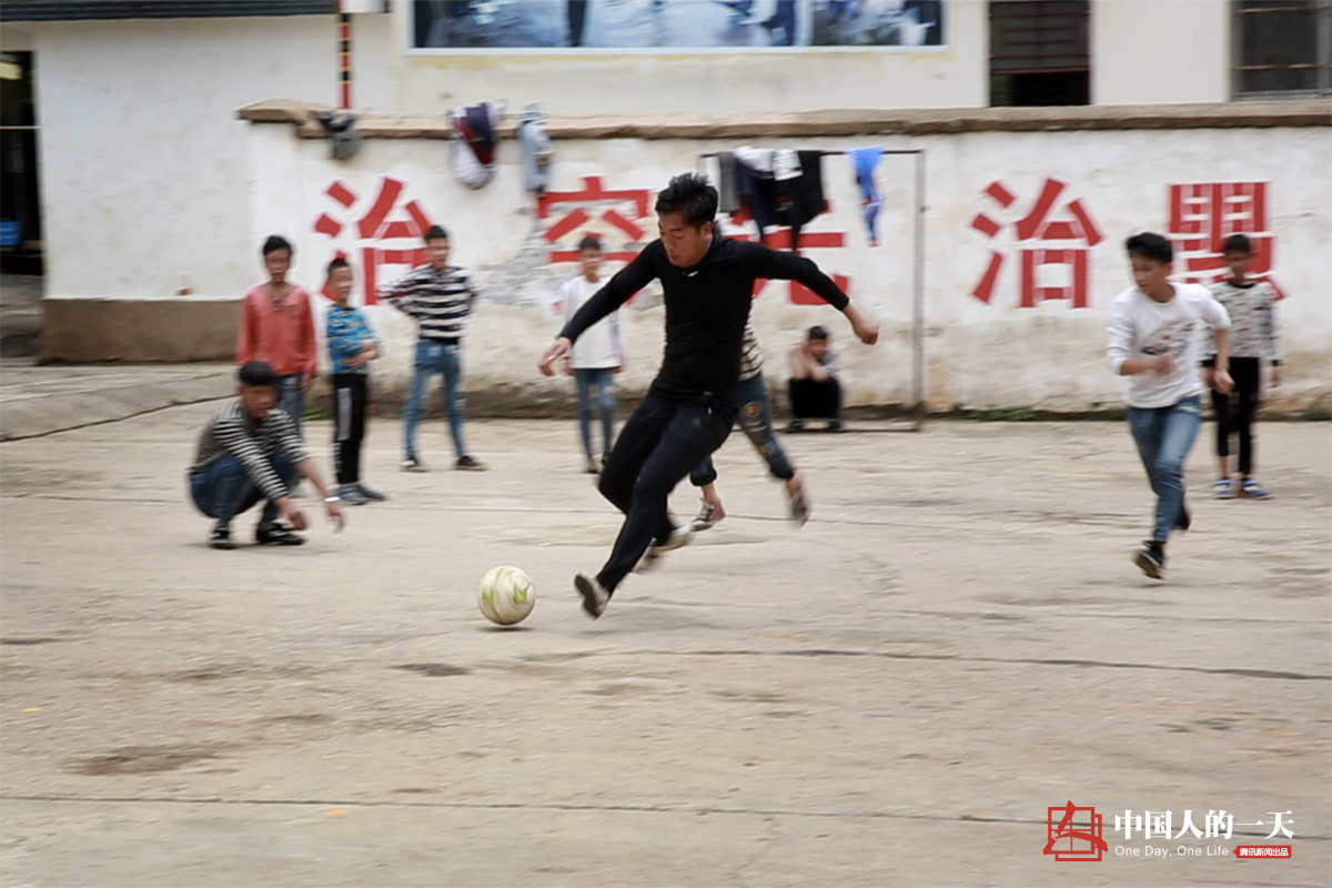 中国人的一天第3092期：彝族少年的足球梦