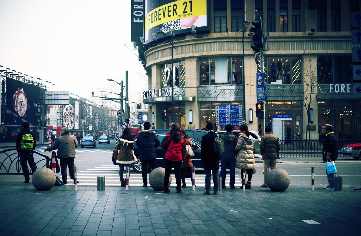 清晨等待过街的上海居民 清晨等待过街的上海居民