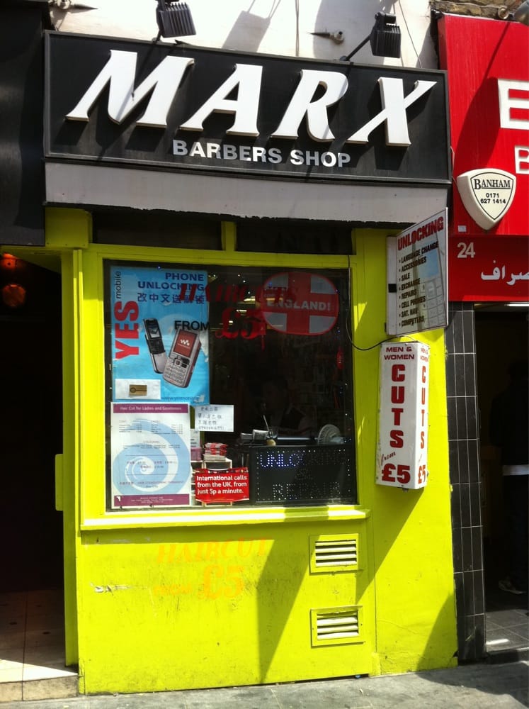 马克思故居拐角处,有一家马克思理发店 马克思故居拐角处,有一家马克思理发店