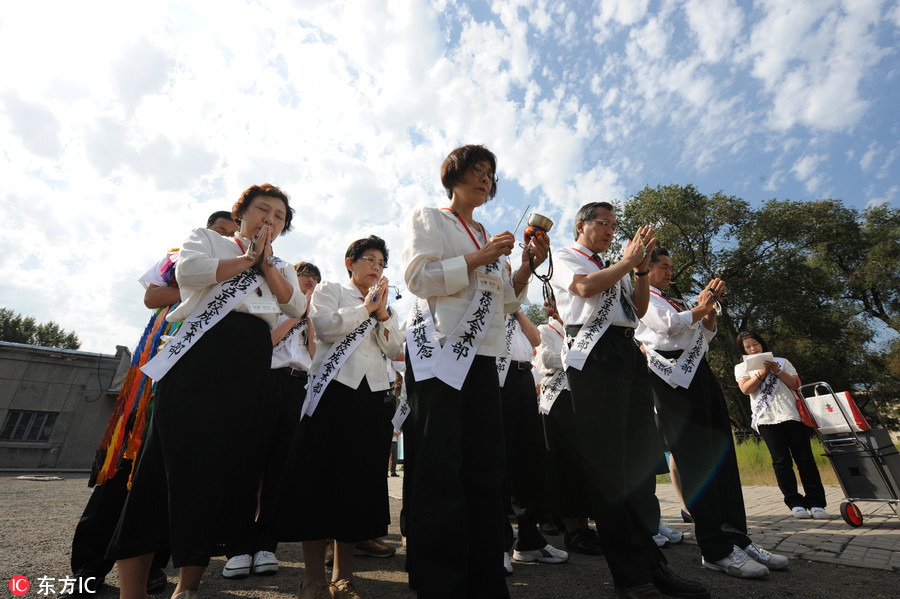 2009年8月15日,日本友好社团在七三一部队罪证陈列馆为抗战中死去的中国平民进行悼念 2009年8月15日,日本友好社团在七三一部队罪证陈列馆为抗战中死去的中国平民进行悼念