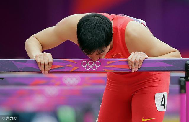 刘翔2012年伦敦奥运会摔倒在跑道上，蹒跚“爬”到终点后亲吻栏架